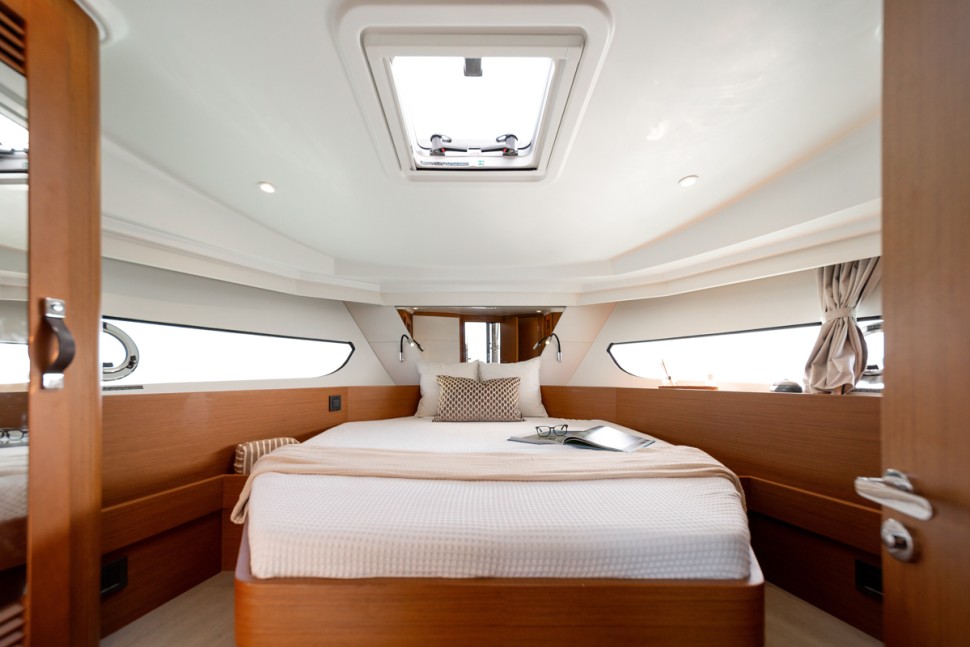 18 swift trawler 37 flybridge master cabin berth