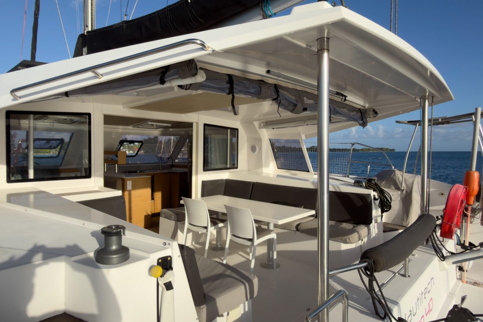 NAUTITECH OPEN 40 OWNER 4 CABINS 36