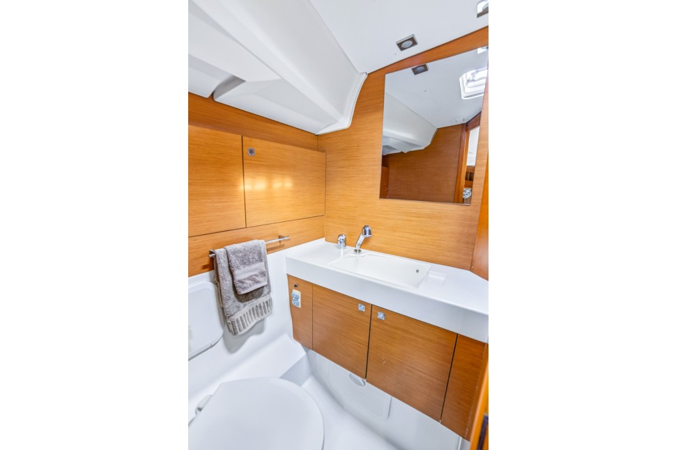 jeanneau sun odyssey 469 18 head bathroom2