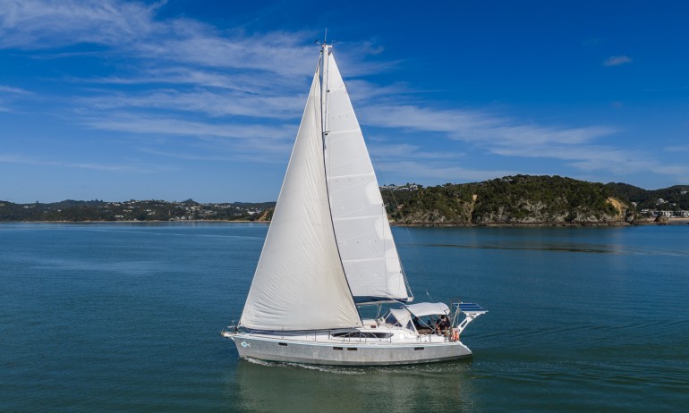 01 ovni 395 rocksteady sailing profile