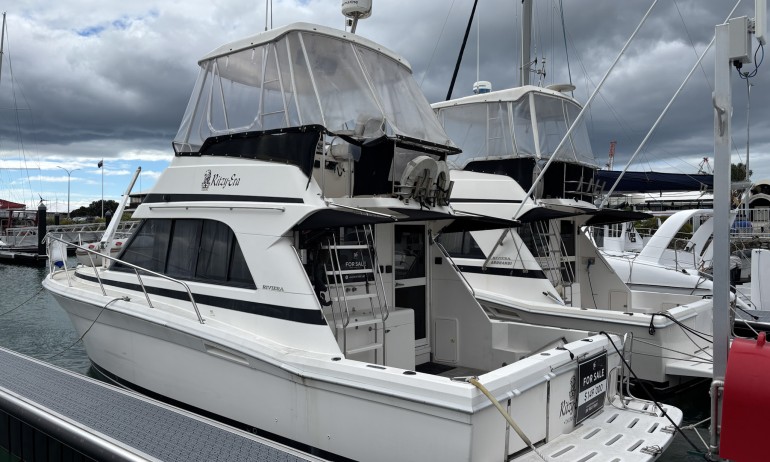 2 Riviera 3300 Ritzy Era Boat 6