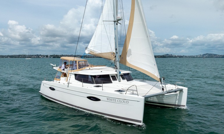 Helia 44 White Cloud 4 running2
