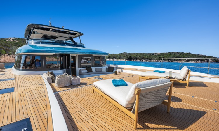 05 lagoon eighty3 catamaran flybridge lounge2