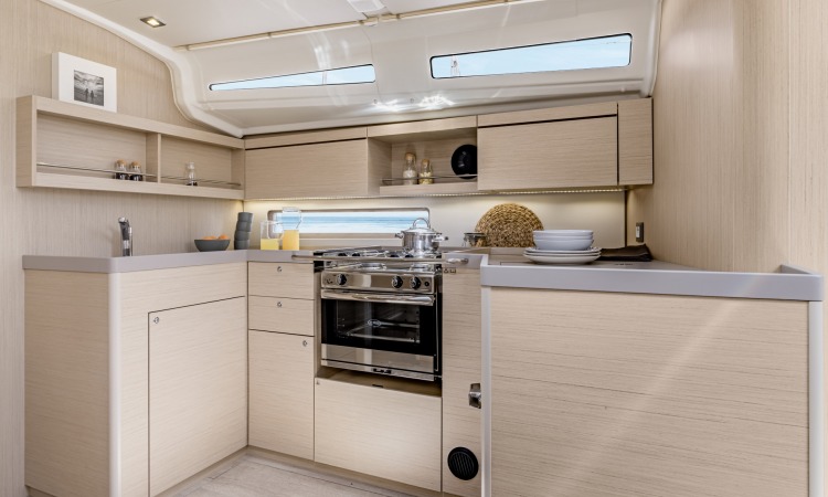 Beneteau Oceanis 42.1 interior 4