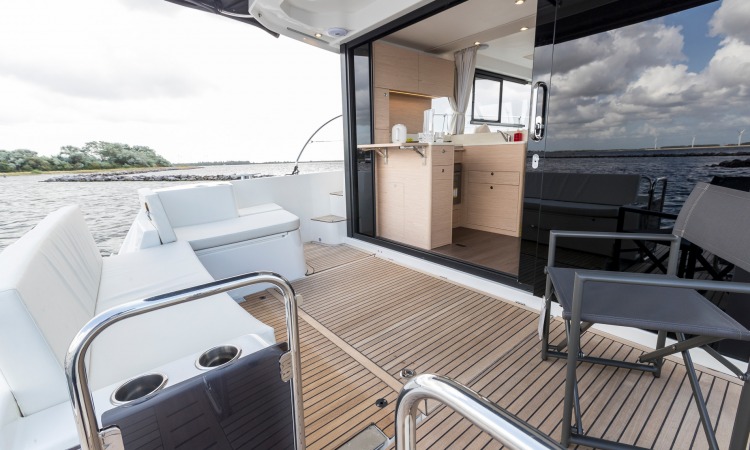 Beneteau Swift Trawler 41 Cockpit 5