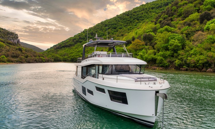 Grand Trawler 63 25