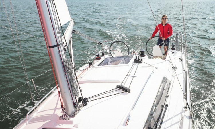 Oceanis 31.1 Beneteau Under sail deck 