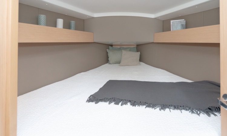 Oceanis 31.1 Beneteau interior Cabin Twin bed master 