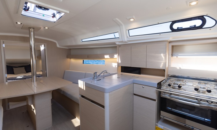 Oceanis 34.1 interior 10