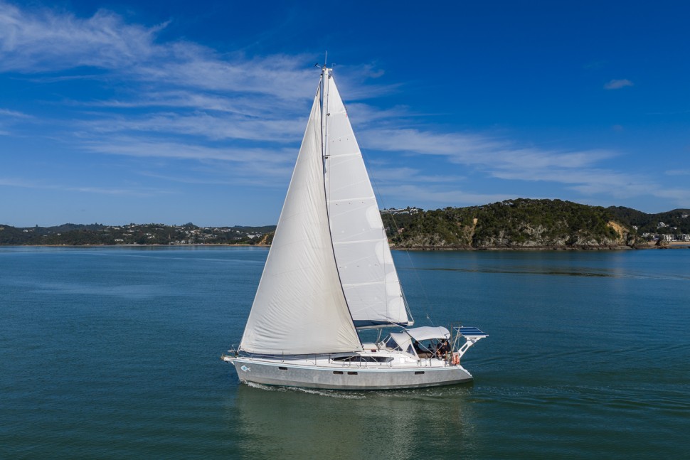 01 ovni 395 rocksteady sailing profile2