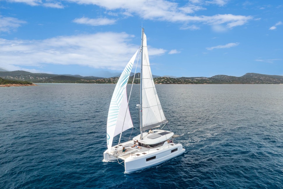 02 lagoon 38 sailing foredeck view