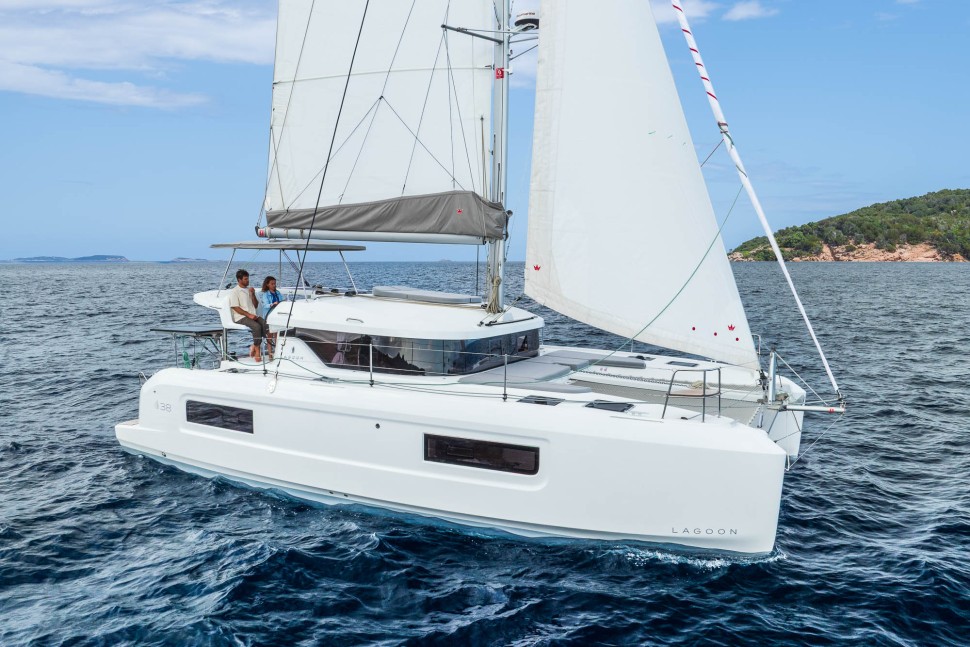 03 lagoon 38 sailing side profile