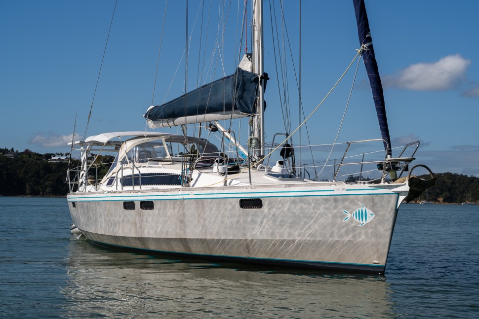 05 ovni 395 rocksteady at anchor