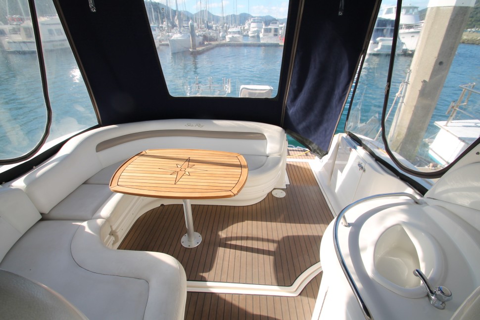 05 sea ray cockpit lounge