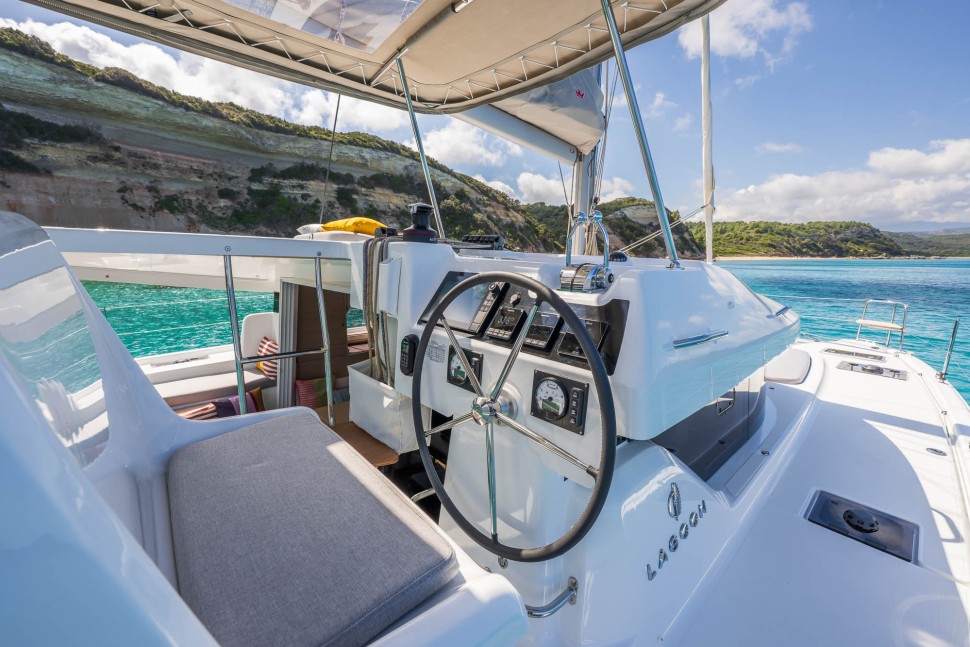 07 lagoon 38 exterior cockpit helm