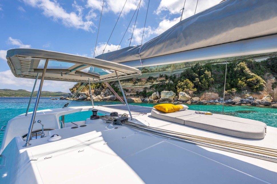 08 lagoon 38 exterior foredeck helm
