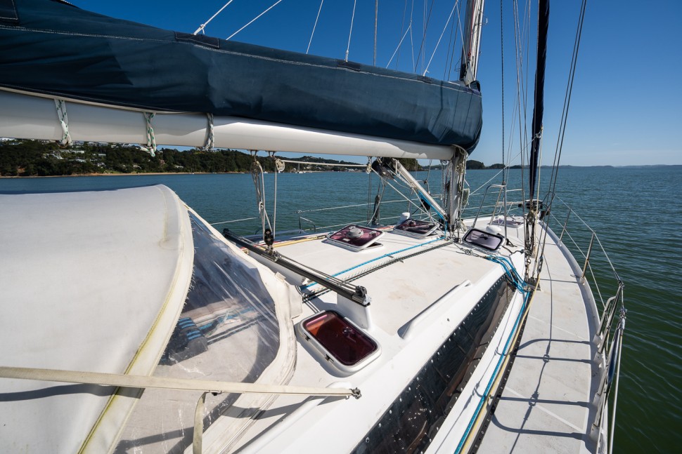 08 ovni 395 rocksteady foredeck side deck