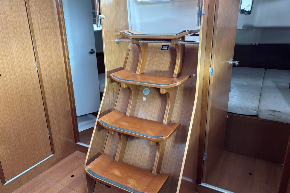 10 Beneteau Oceanis 43 Kairos Companion way steps