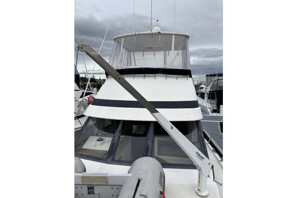 10 Riviera 3300 Ritzy Era Foredeck 8