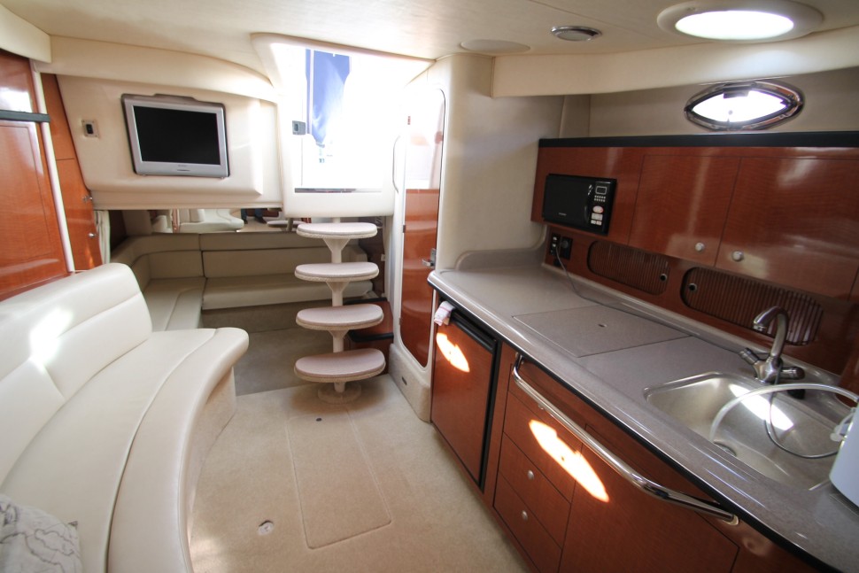 11 sea ray saloon aft