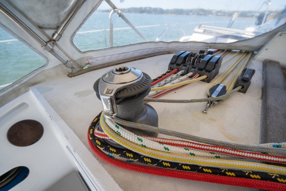 12 ovni 395 rocksteady cockpit winch detail