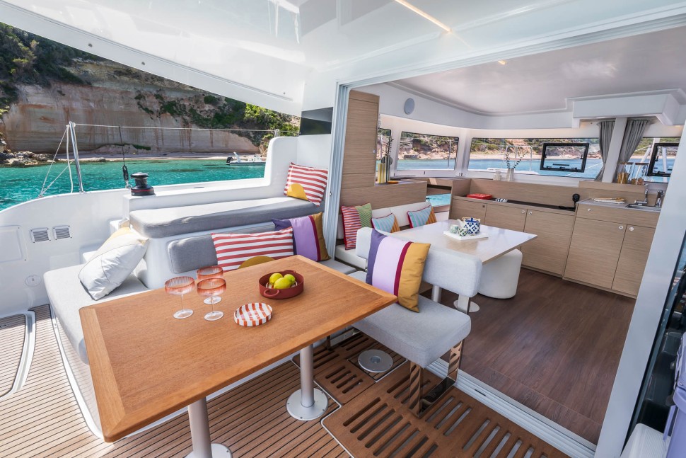 13 lagoon 38 interior saloon dining