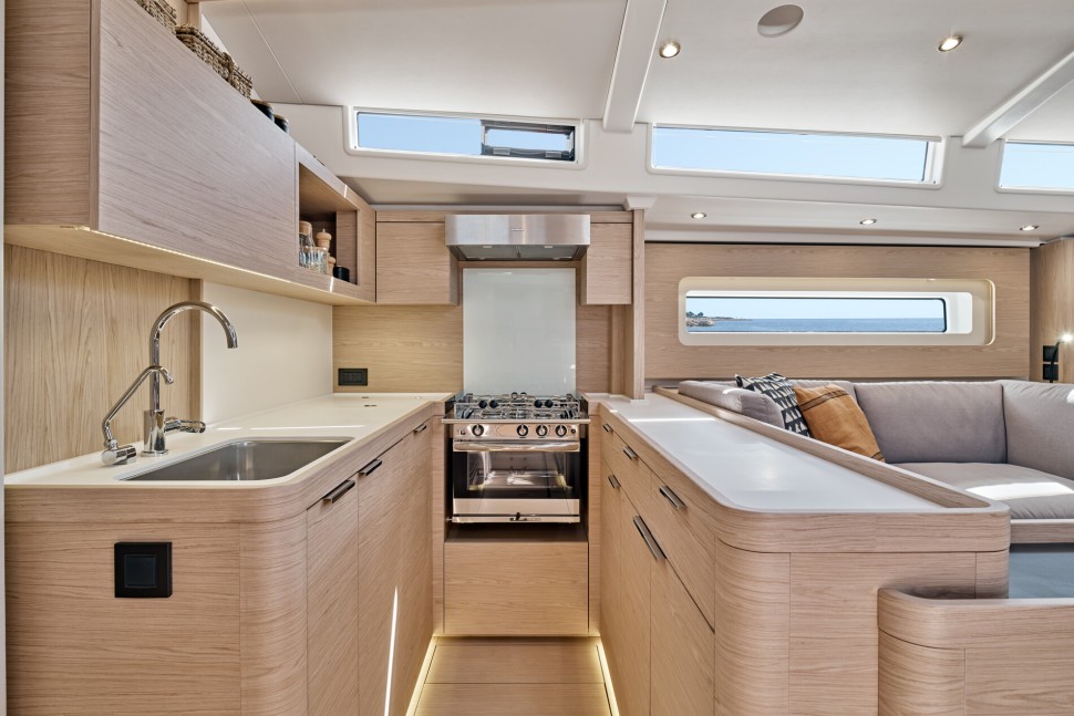 14. OceanisYacht60 Interior