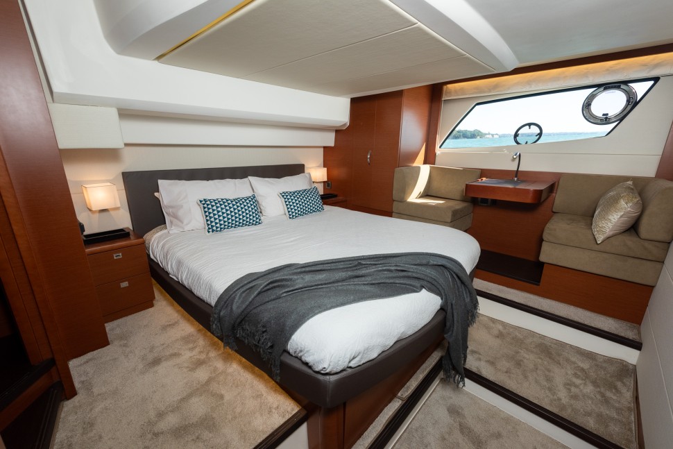 15 prestige 500 fly master stateroom bed