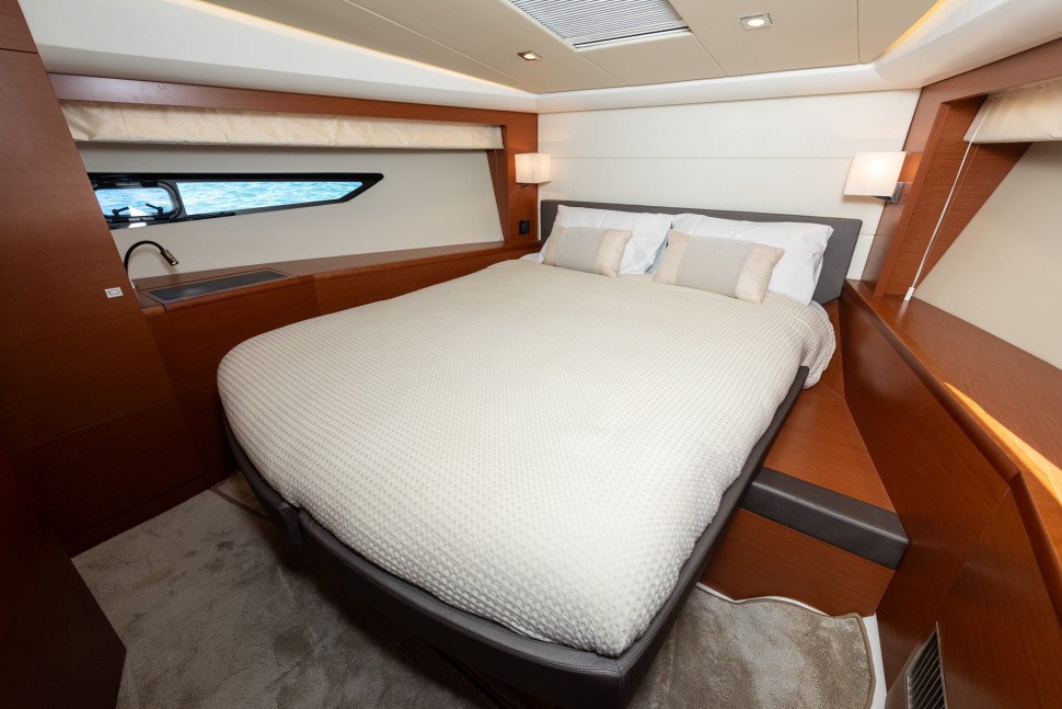 16 prestige 500 fly vip stateroom bed