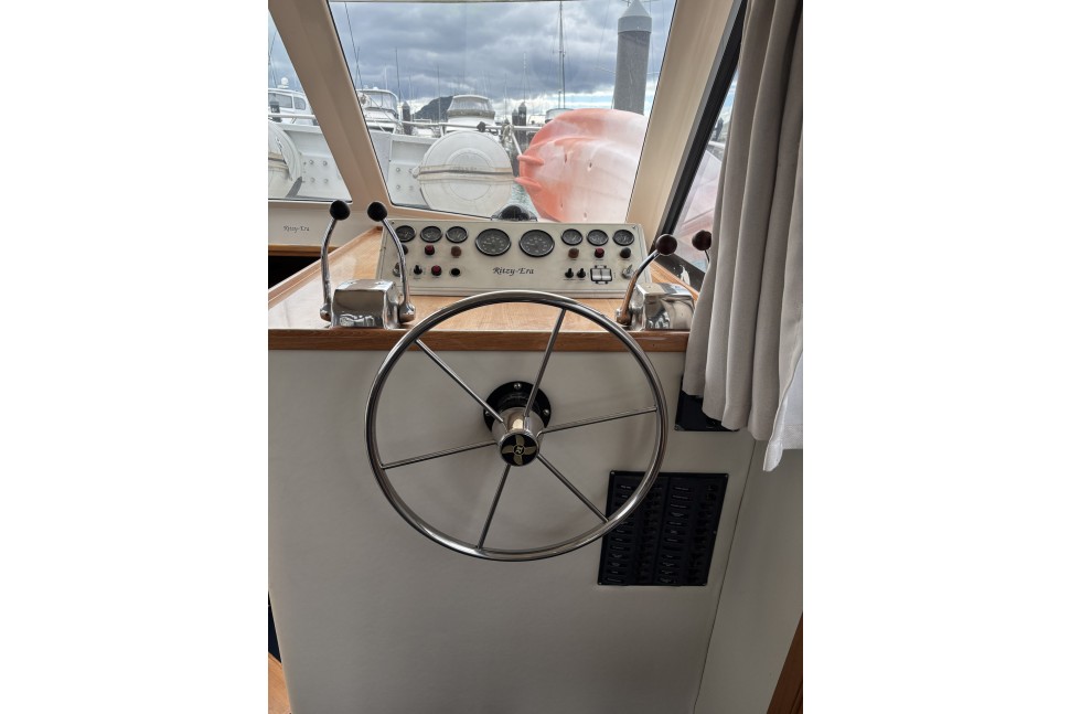 17 Riviera 3300 Ritzy Era Lower Helm 10