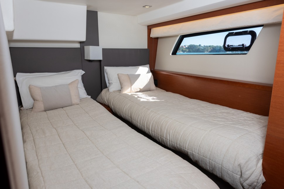 17 prestige 500 fly twin cabin beds