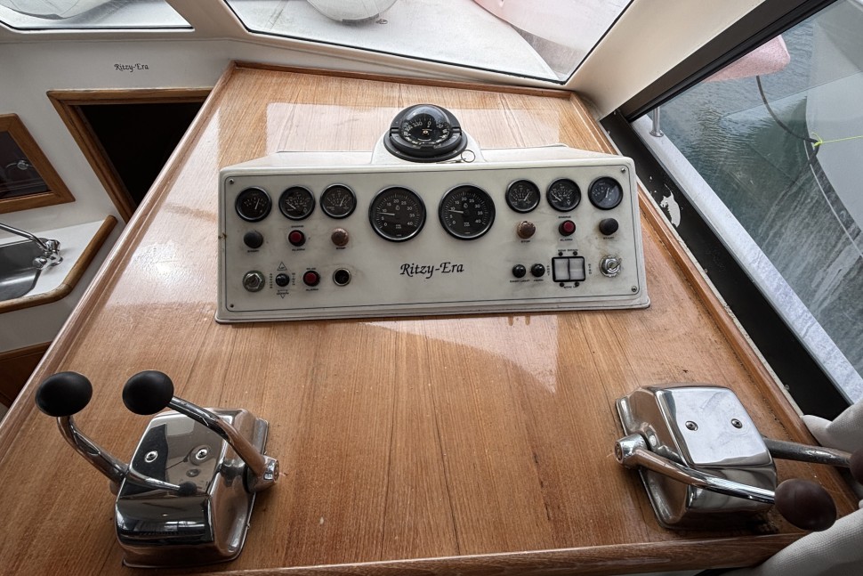 18 Riviera 3300 Ritzy Era Lower Helm 14