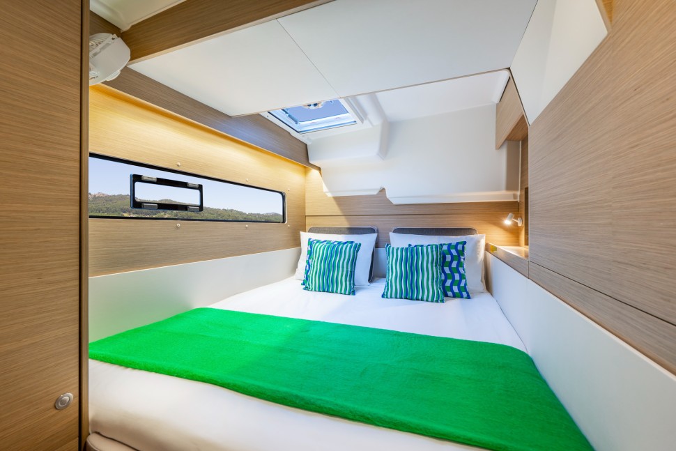 18 lagoon 38 cabin bed green throw