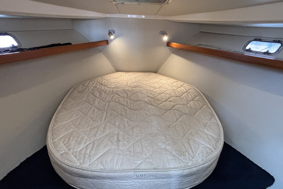 19 Riviera 3300 Ritzy Era Master Cabin 24