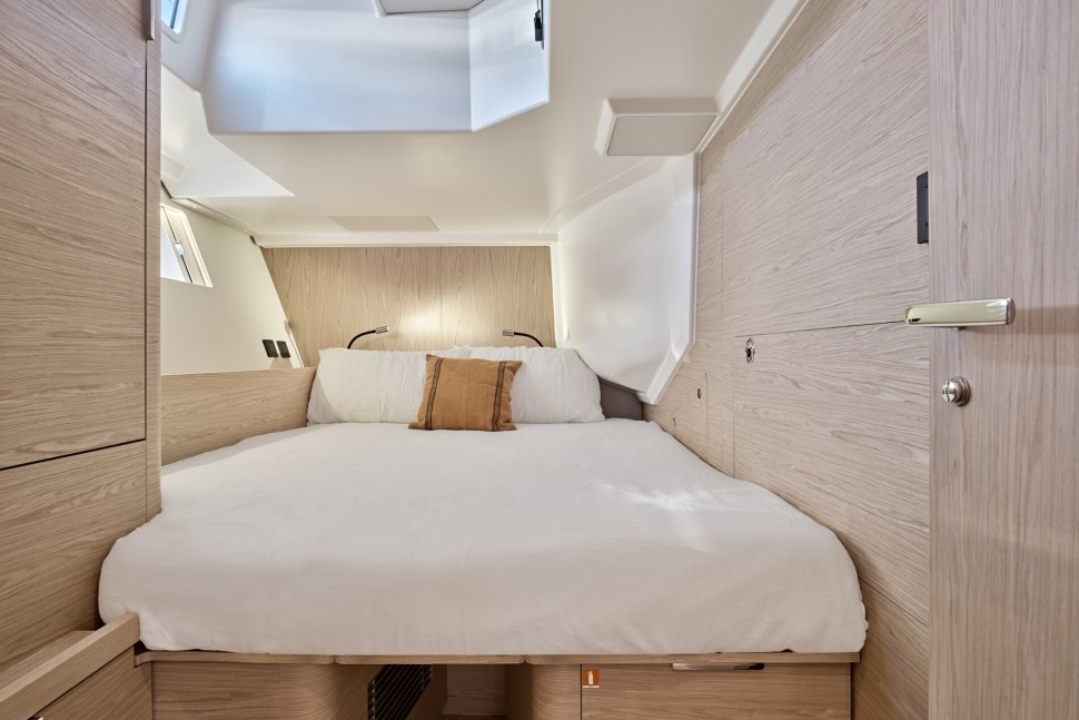 19. OceanisYacht60 Interior