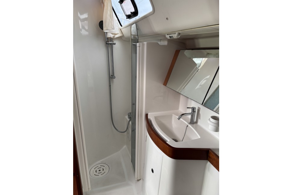 2 Beneteau Oceanis 43 Kairos Stb aft head interior