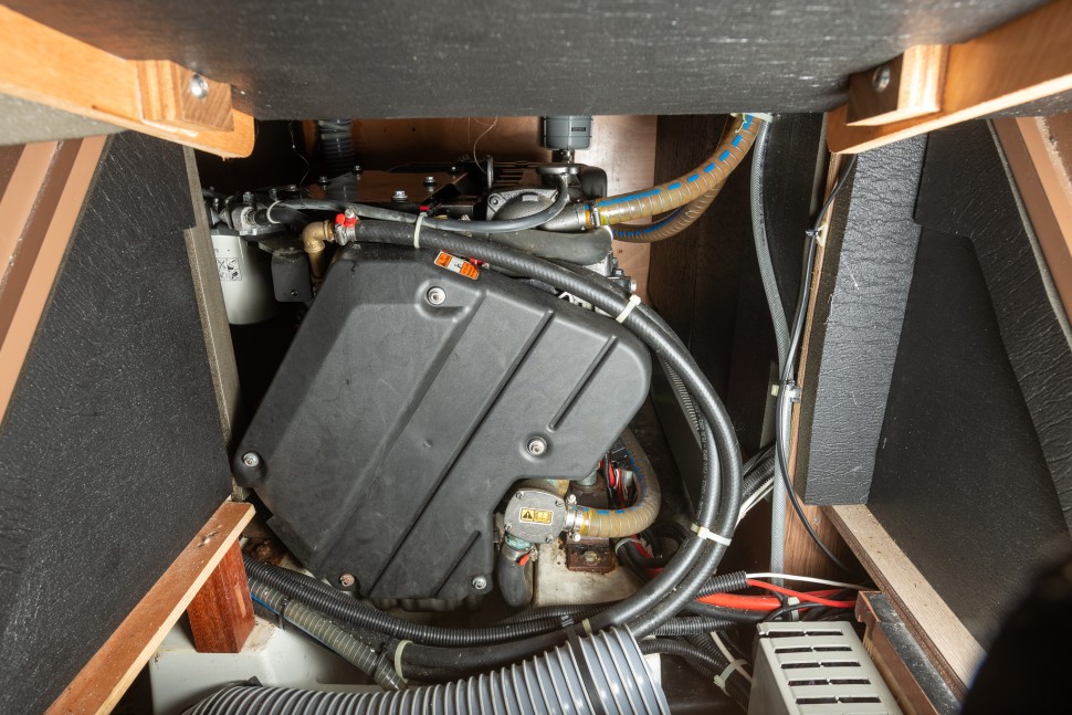 20 beneteau sense 51 twice engine bay