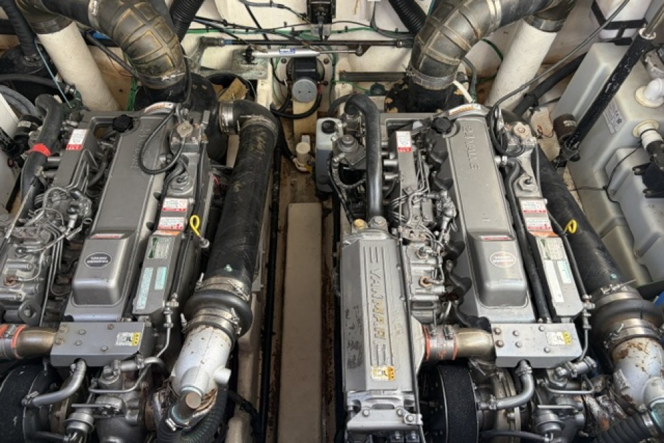 20 sea ray engine room