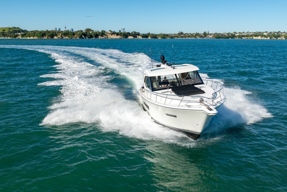 2015 Riviera 565 01 Fwd running shot2