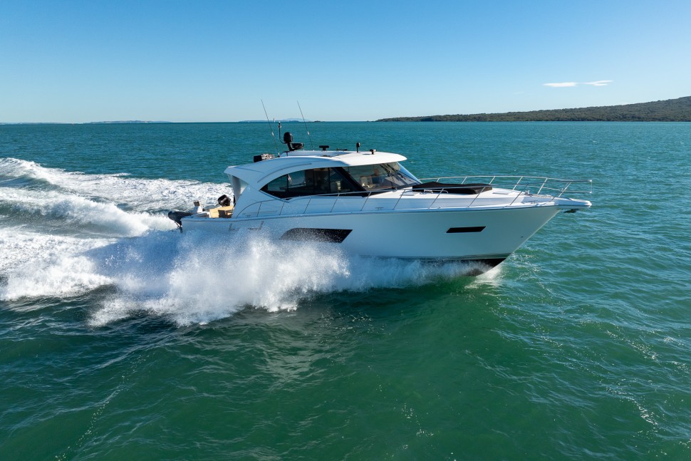 2015 Riviera 565 03 Starboard side