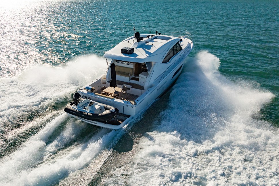 2015 Riviera 565 04 Starboard aft