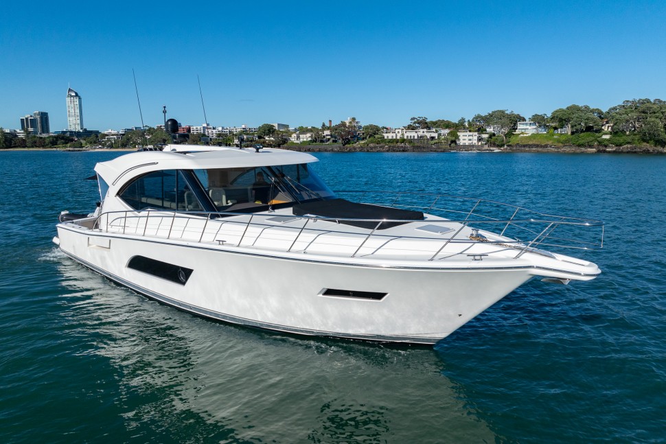 2015 Riviera 565 05 Starboard Fwd
