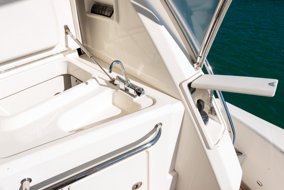 2015 Riviera 565 07 Cockpit helm station