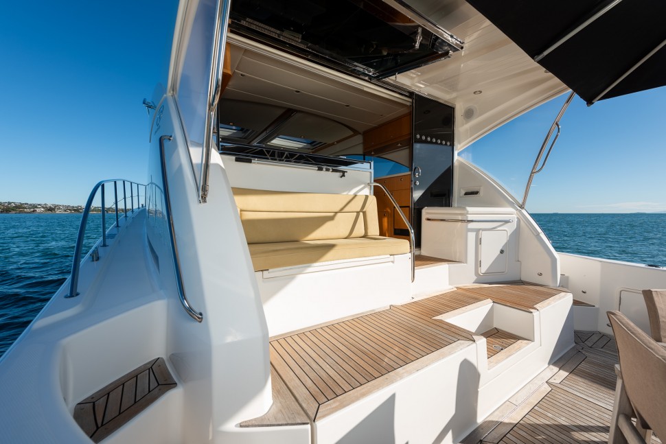 2015 Riviera 565 08 Cockpit seat2