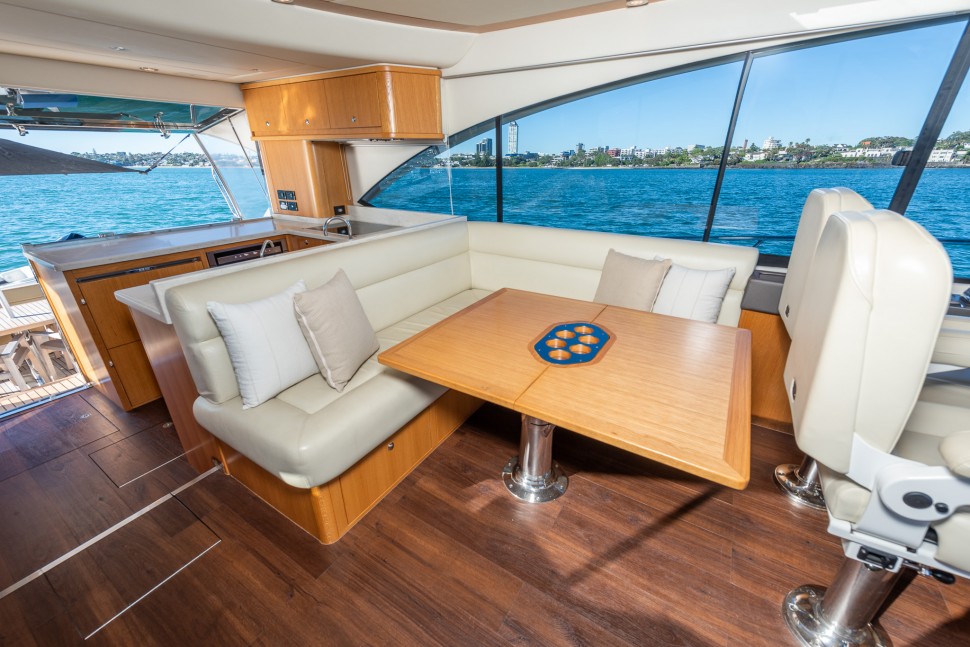 2015 Riviera 565 11 Dinette2