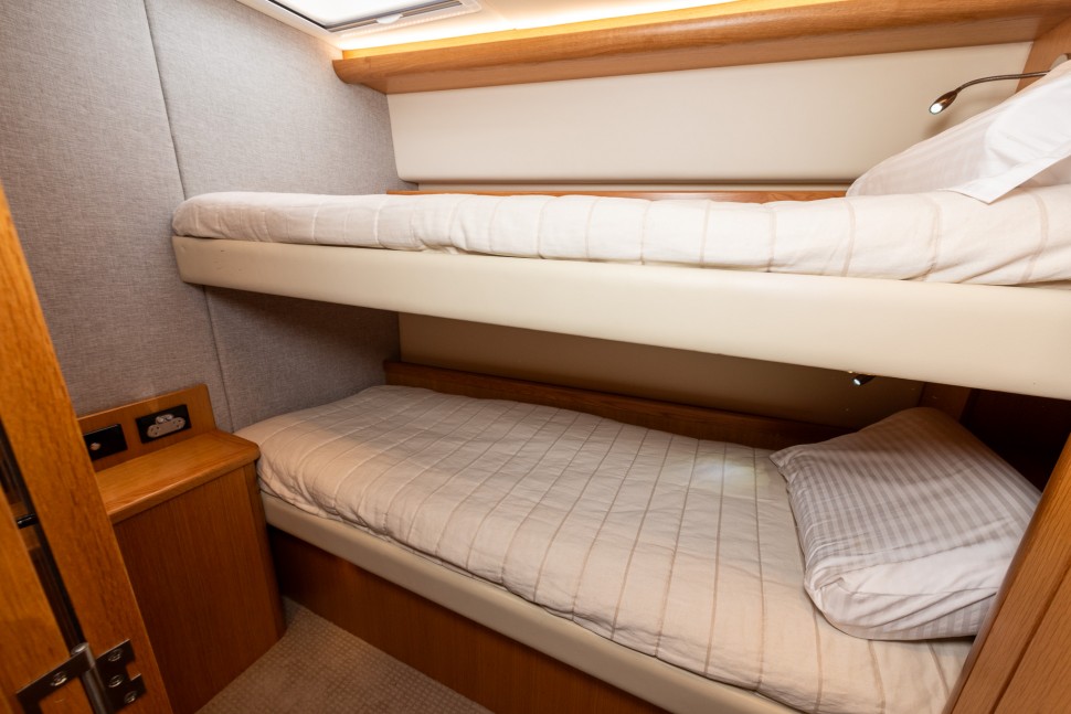 2015 Riviera 565 15 Starboard guest cabin2