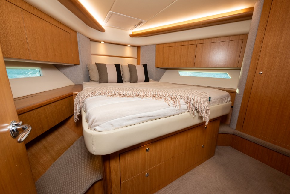 2015 Riviera 565 16 Forwards Vip Cabin2