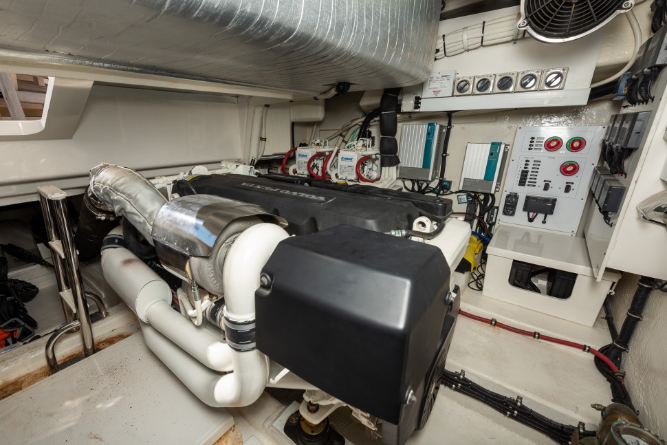 2015 Riviera 565 20 Port Engine2