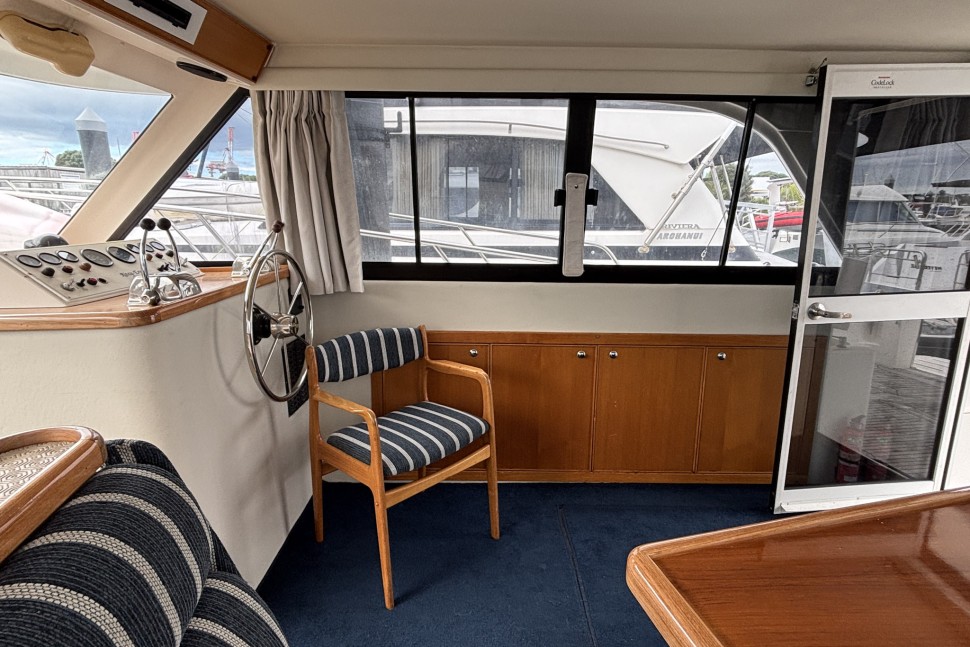 21 Riviera 3300 Ritzy Era Saloon 11