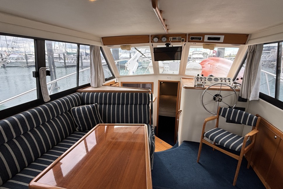 24 Riviera 3300 Ritzy Era Saloon 22